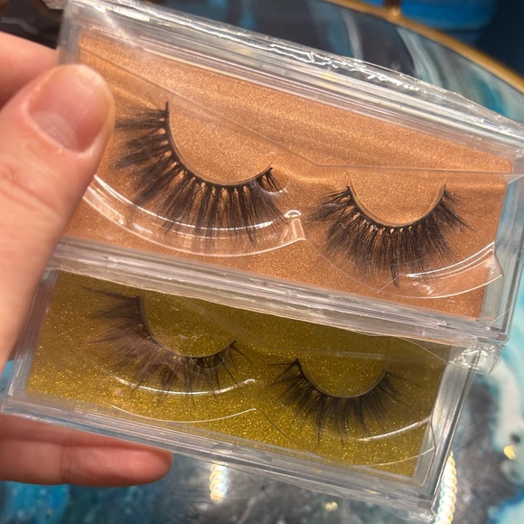 Pair of luxe false lashes Brand New! - Picture 3 of 4